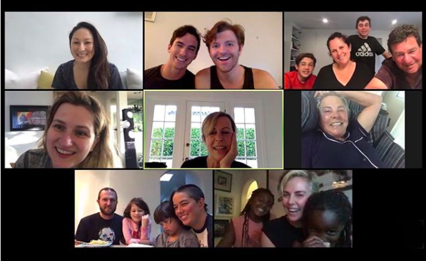 Llamada por Zoom con sus seres queridos y su hija trans.