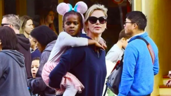 Charlize Theron y su hija trans, Jackson.