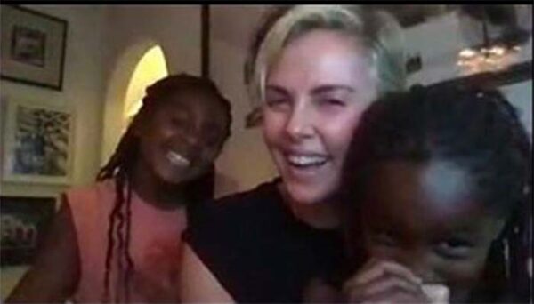 Detalle de foto de Charlize Theron con su hija trans.