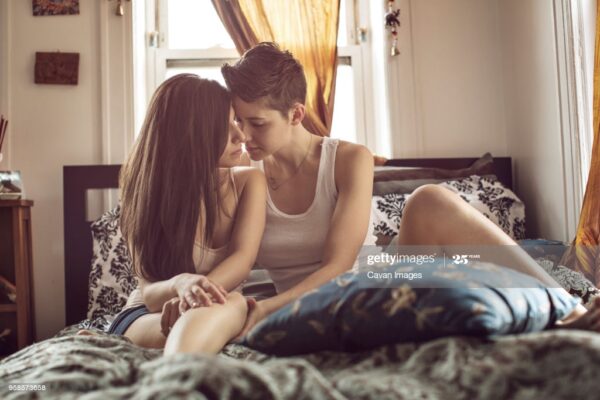 Fotografía de pareja lésbica, disponible en Getty Images.
