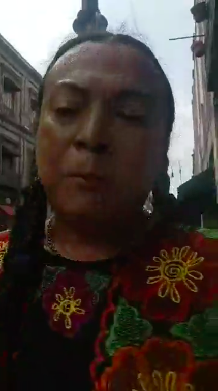 Lady Tacos de Canasta hablando después de su encuentro con policías.