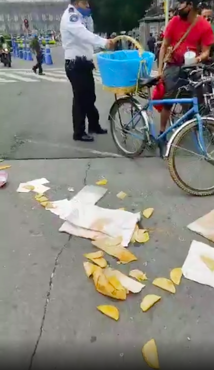 Video en el que se puede ver cómo los policías detienen a Lady tacos de canasta.