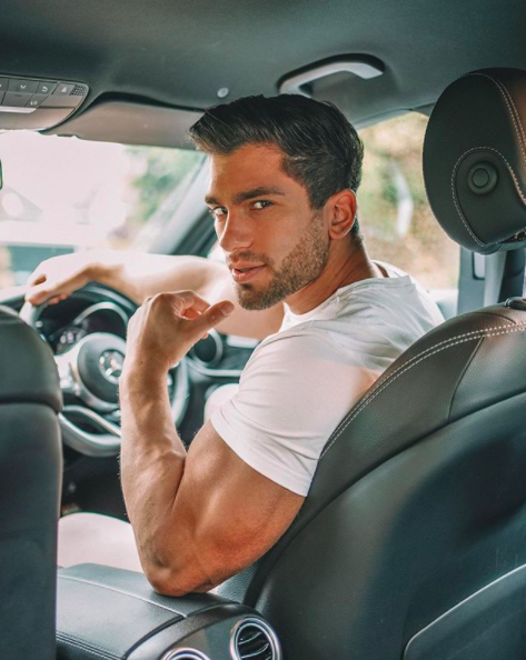 Esta pose hará que te veas con brazos de leñador.