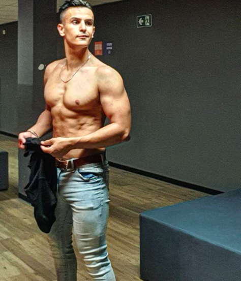 La pose de ladito es de las mejore formas de lucir como un fisicoculturista musculoso.