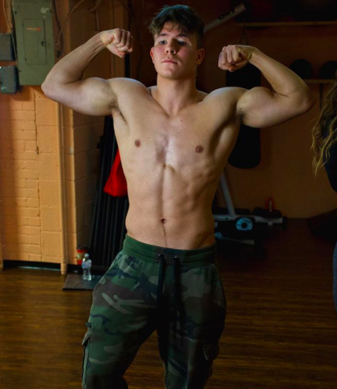 Mostrando los bíceps conseguirás verte más grande.