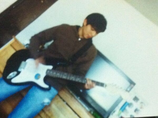 Yo, queriendo ser rebelde a los 16 años.