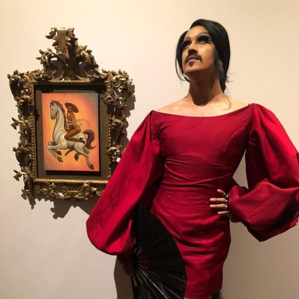 Antes de exponer junto a Picasso, Fabián Cháirez posa junta al 'Zapata gay'.