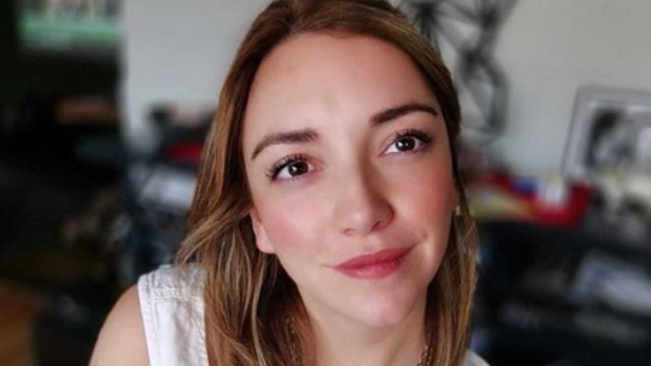 Regina Blandón beso lésbico