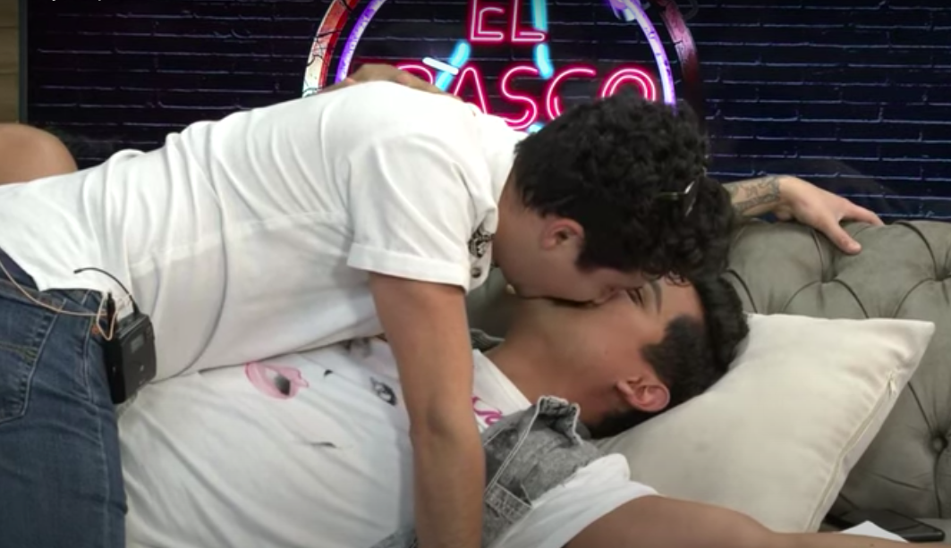 Momento exacto del beso entre Mau Nieto y Pepe de Pepe y Teo.