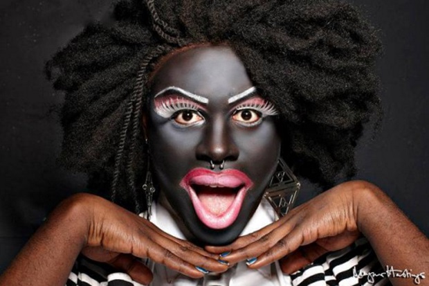 Bob The Drag Queen haciendo una burla del blackface.