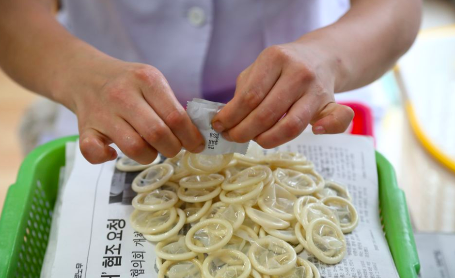 Condones usados que trataban vender como nuevos.