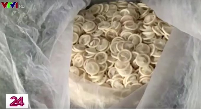 Bolsa con condones usados, que limpiaban para venderlos.