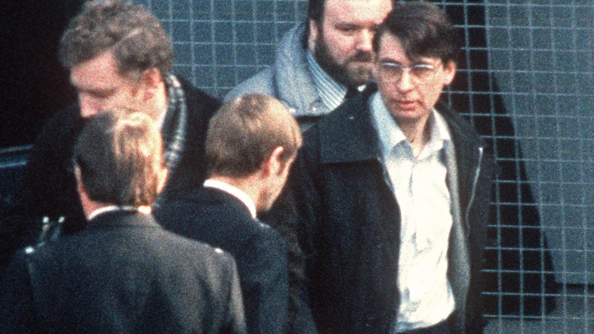 Dennis Nilsen afuera del juzgado