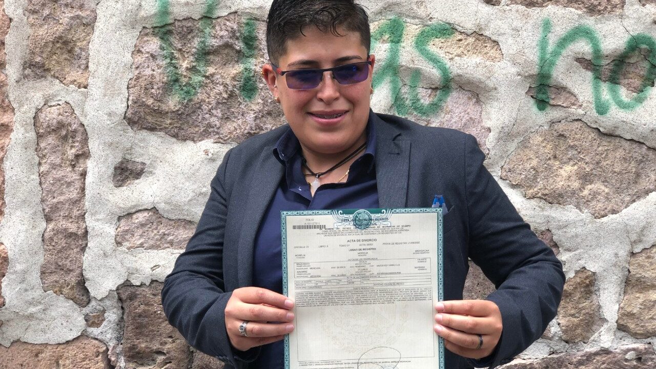 Celeste Maldonado con acta de divorcio en Michoacán