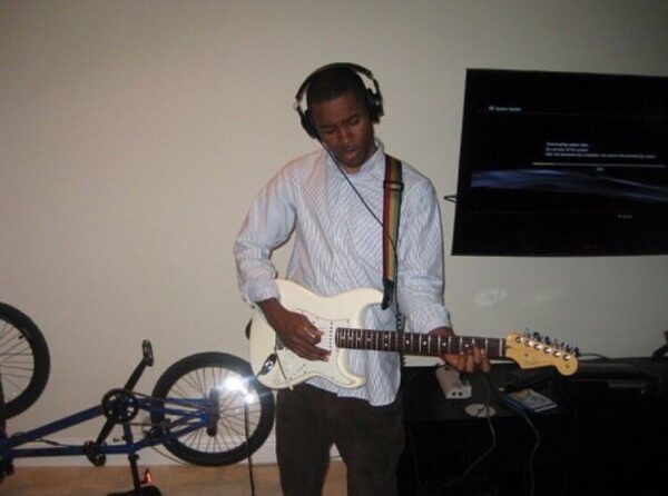 Frank Ocean de 19 años, ensayando con una guitarra