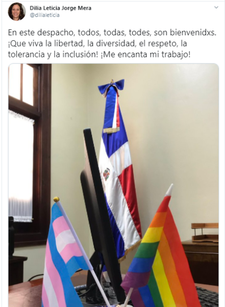 funcionaria banderas trans y LGBT+