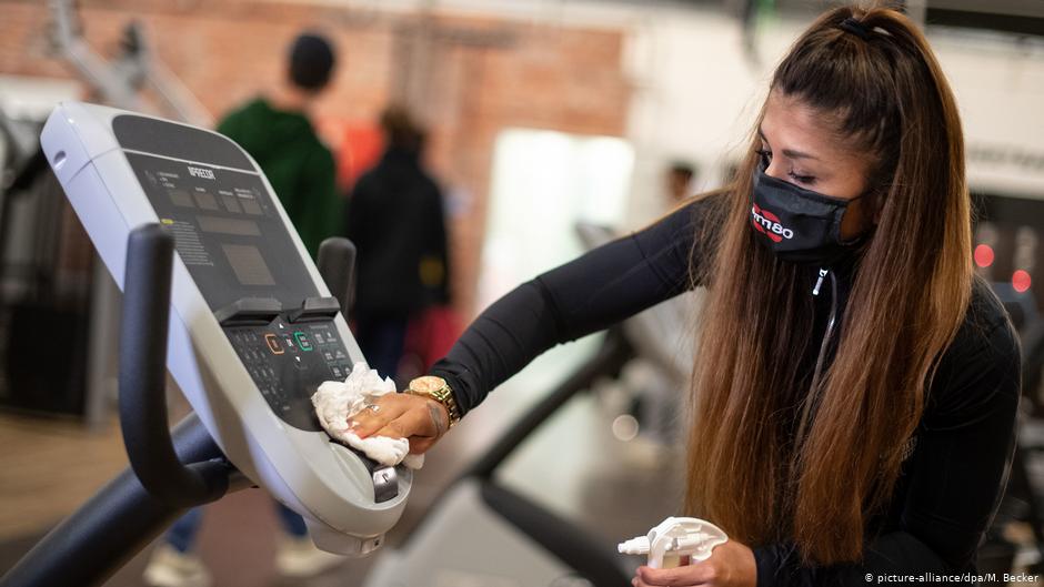 Personas haciendo limpieza en un gimnasio