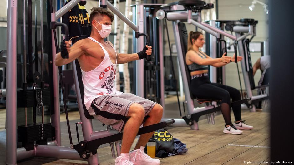 Persona entrenando con cubrebocas