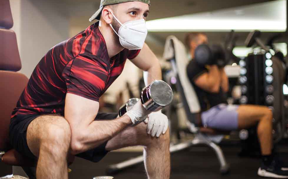 Persona entrenando con cubrebocas