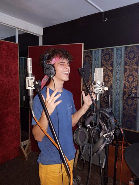 Joaquín Bondoni grabando una canción en el estudio de grabación.