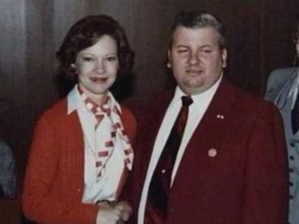 John Wayne Gacy con Rosalynn Carter, esposa del expresidente Jimmy Carter