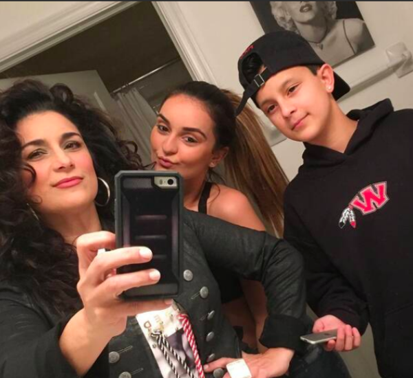 Karina, junto a su hijo tran, ante de compartir el video con él.