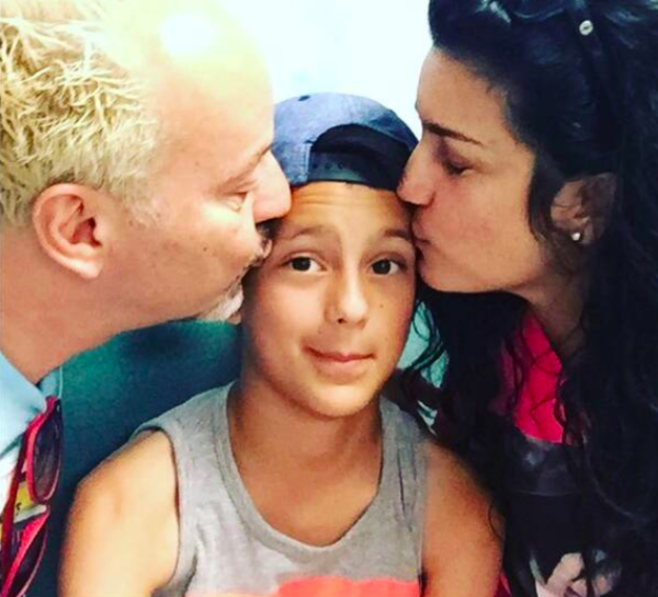 Karina y su esposo con su hijo trans Xander