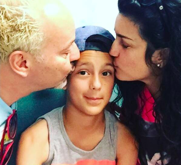 Karina y su esposo con su hijo trans Xander