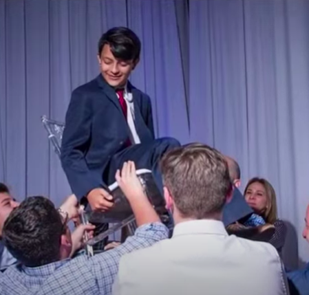 Fotografía de un video que muestra el Bar Mitzváh de el hijo trans de Karina