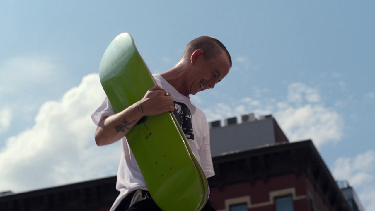 Leo Baker patinador transmasculino netflix tony hawk