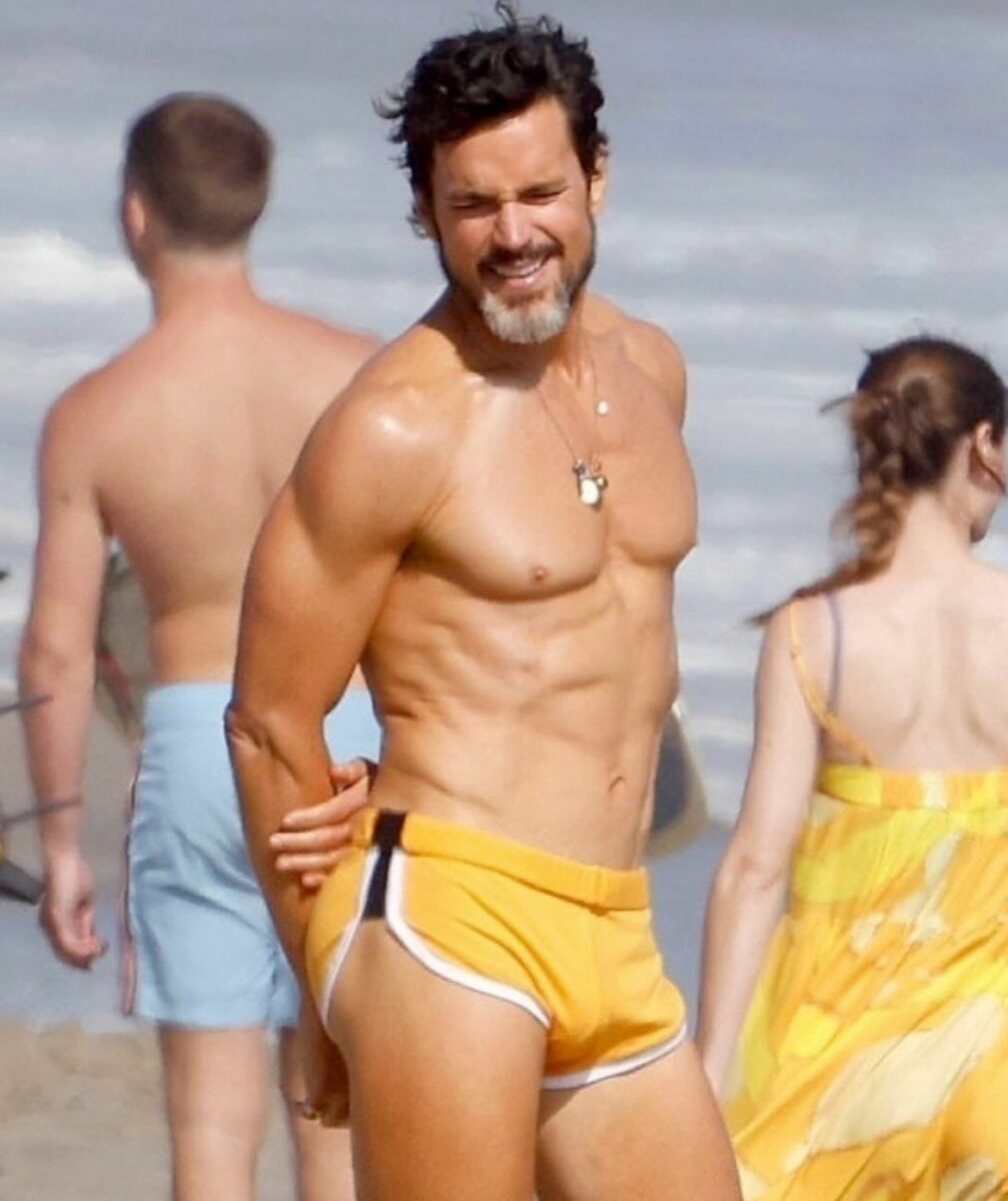 Matt Bomer en la playa de malibu 