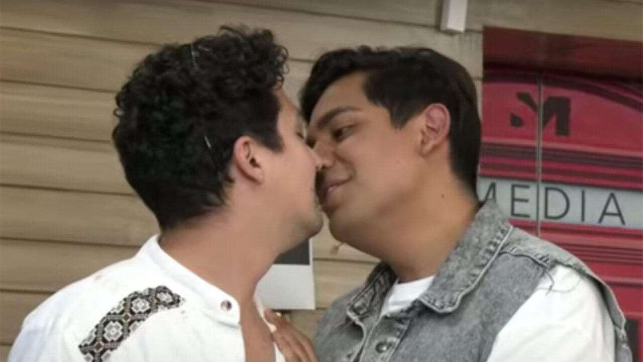 Mau nieto y Pepe de Pepe y Teo se dieron un beso muy controversial.