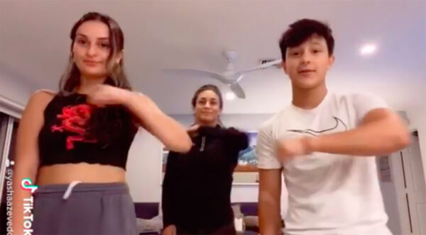 Karina hizo un video para TikTok con su hijo trans.