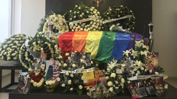 Bandera del Orgullo LGBT+ adornó el funeral de Wansa Seux.