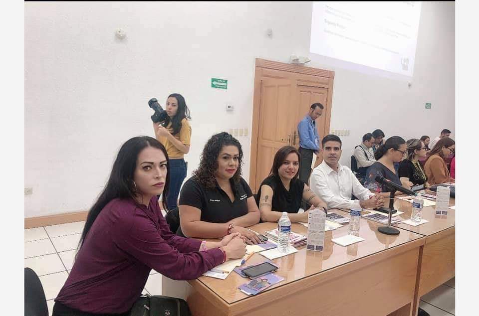 Mireya Rodríguez en reunión con activistas