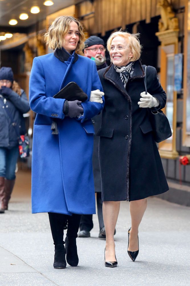 Sarah Paulson y Holland Taylor captadas caminando de la mano por la calle