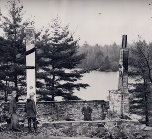 La cabaña de Ronald después del incendio.