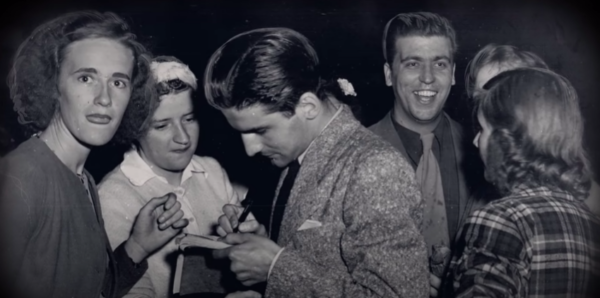 Jack y Ronald firmando autógrafos afuera de la corte.