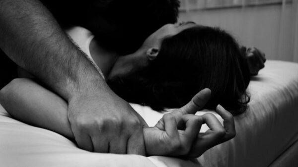 Un joven violó a su prima y le informó que lo hacía para quitarle lo lesbiana.