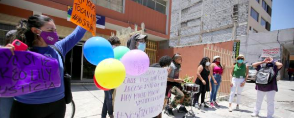 Colectivos feministas realizaron un plantón en las afueras de la Unidad de Violencia contra la Mujer mientras se desarrolló una de las audiencias.