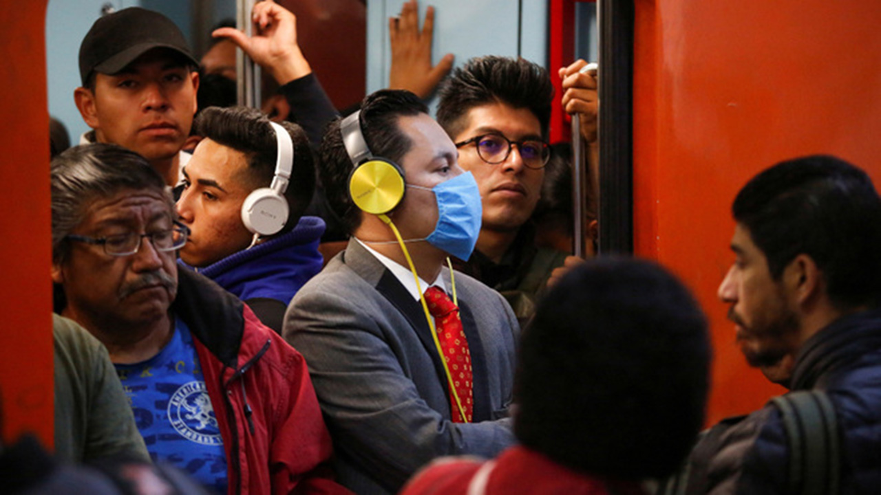 usan_cubrebocas_pandemia Personas que no usan cubrebocas en el metro de la CDMX.