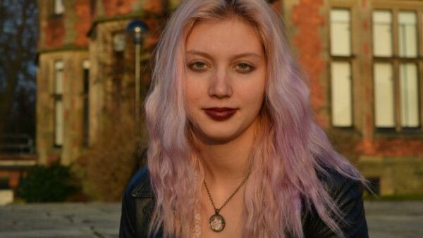 mujer asexual poliamorosa