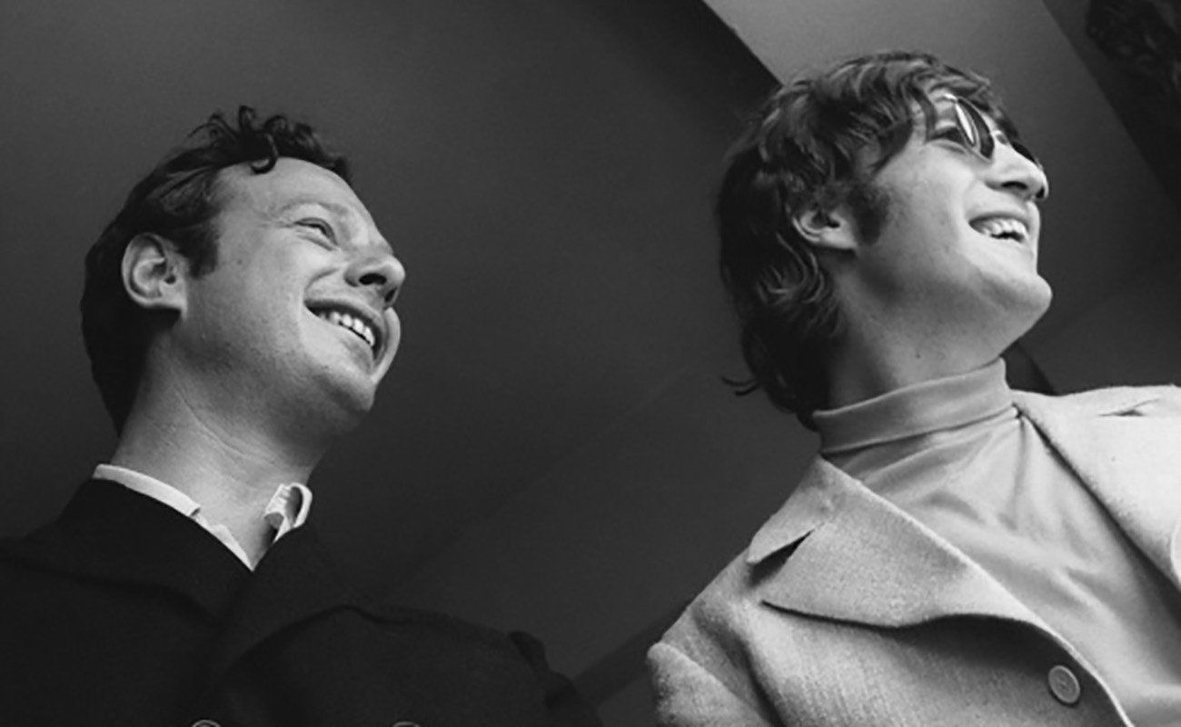 De izquierda a derecha: Brian Epstein y John Lennon