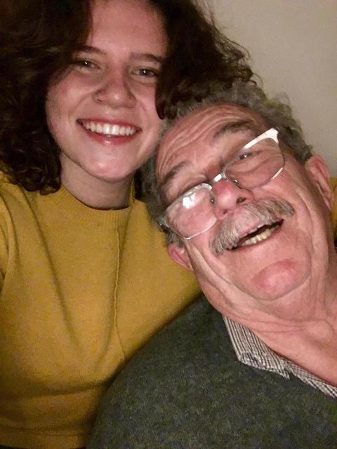 Este abuelito mostró su apoyo a su nieta lesbiana