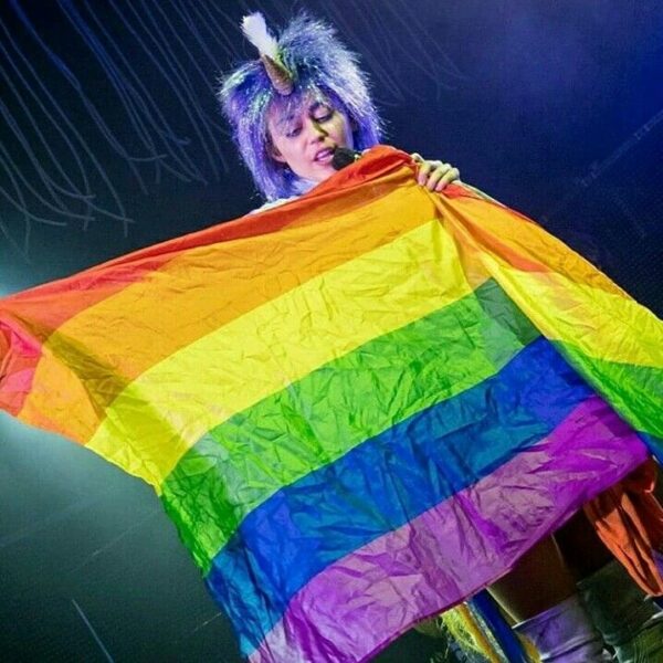 Miley Cyrus con una bandera del Orgullo LGBT+