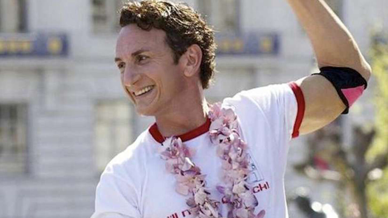 Milk, biopics del activista y político gay Harvey Milk.