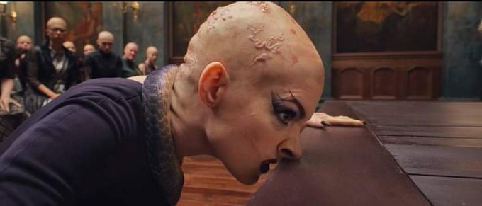 Anne Hathaway viéndose horripilante en la nueva versión del ramake de Las Brujas. 