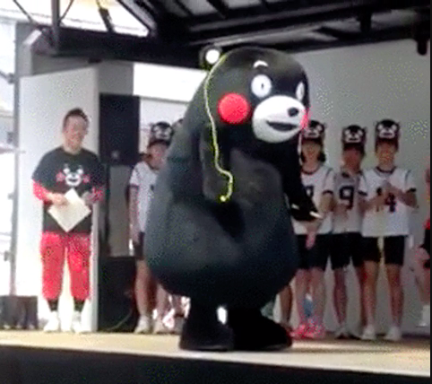 Saltar la cuerda es una de las mejores estrategias de ejercicios para bajar de peso desde casa.