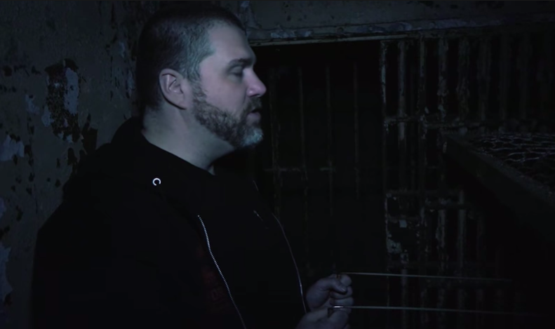 Miembro del crew investigando el caso de una fantasma trans