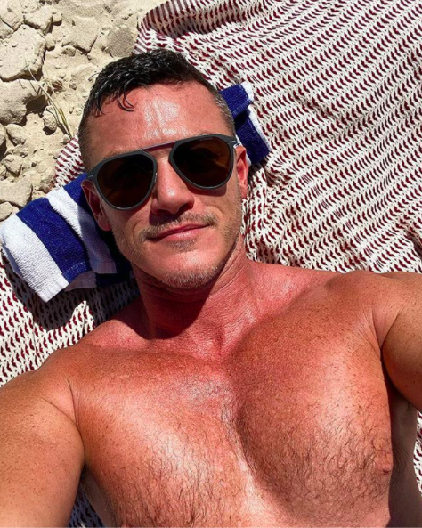 luke evans playa relajado guapo lentes